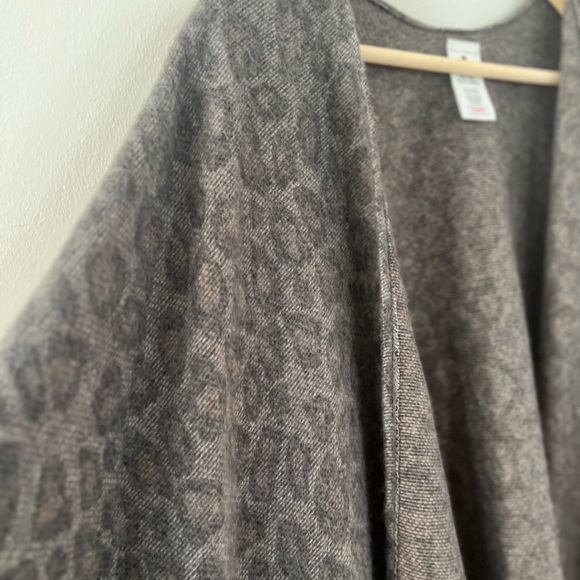 Woolrich OS leopard print shawl - Picture 2 of 2